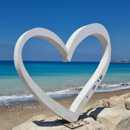 Melania Modern With Pool Near Coral Bay, Pafos 公寓