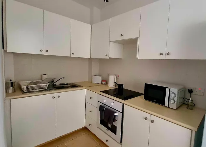 Melania Modern With Pool Near Coral Bay, Pafos Appartement